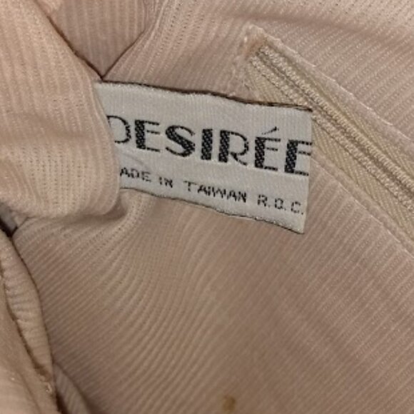 Desiree: Tan cross body bag spacious inner compartment and zipper closure. - Picture 6 of 6